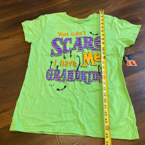 NEW WOMEN’S HALLOWEEN TEE TSHIRT SZ M 8-10 YOU CAN’T SCARE ME I HAVE GRANDKIDS - Picture 5 of 7
